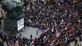 Monumento a Karl Marx, rodeado de manifestantes xenófobos en Chemnitz.