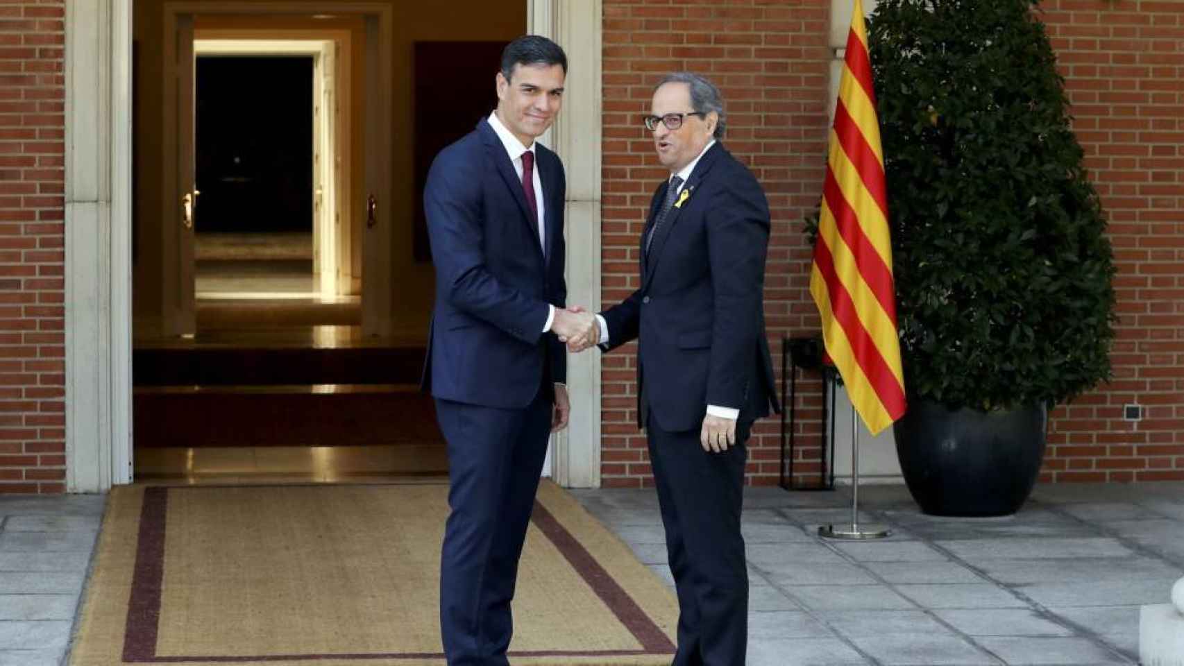 El presidente del Gobierno, Pedro Sánchez, con el presidente autonómica, Quim Torras.