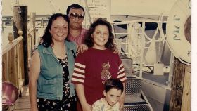 Foto antigua de la familia en un viaje de vacaciones.