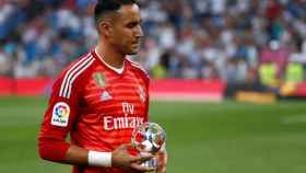 Keylor Navas ofrece al Santiago Bernabéu su premio UEFA