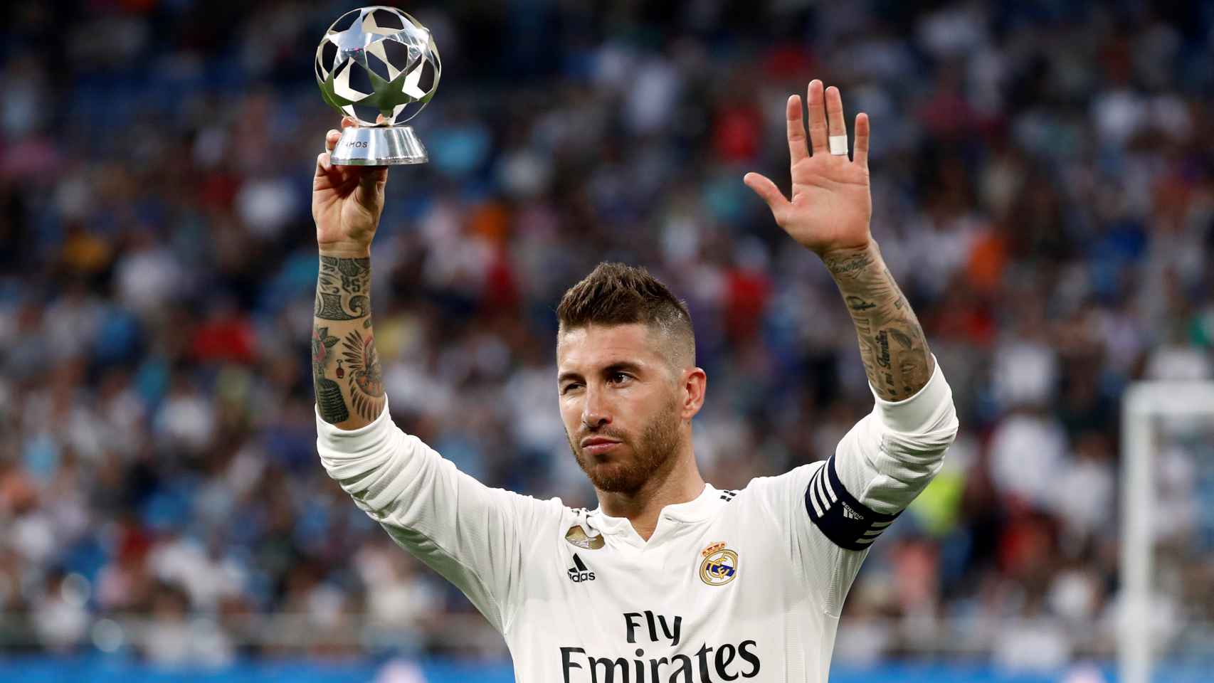 Sergio Ramos ofrece al Santiago Bernabéu su premio UEFA