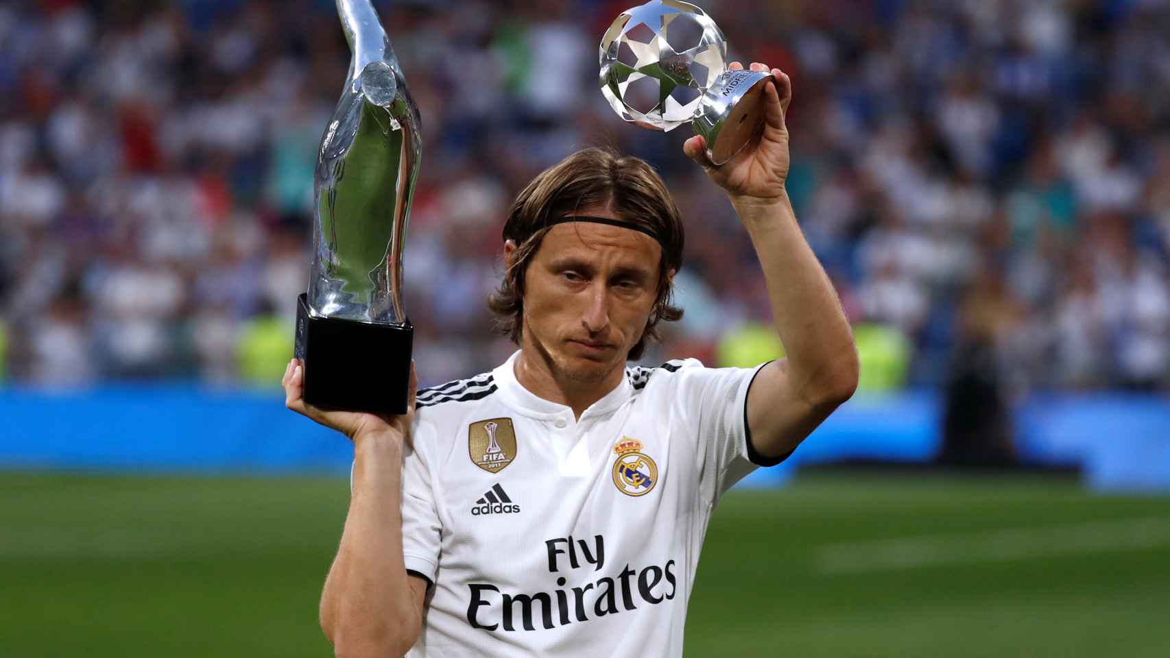 Modric ofrece al Santiago Bernabéu sus premios UEFA