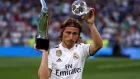 Modric ofrece al Santiago Bernabéu sus premios UEFA