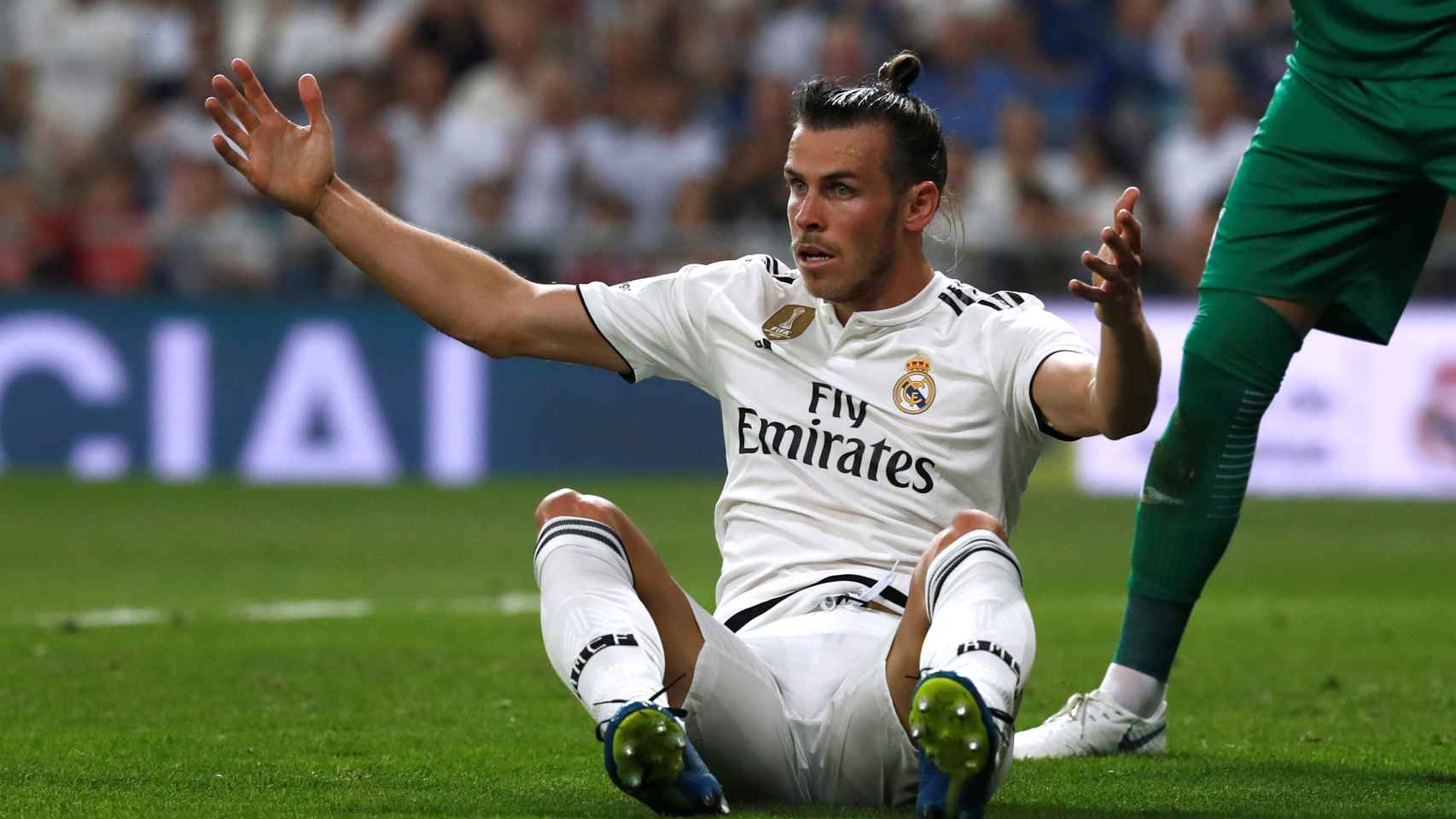Gareth Bale protesta desde el suelo al colegiado