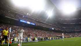 Toni Kroos sacando un córner en el Santiago Bernabéu