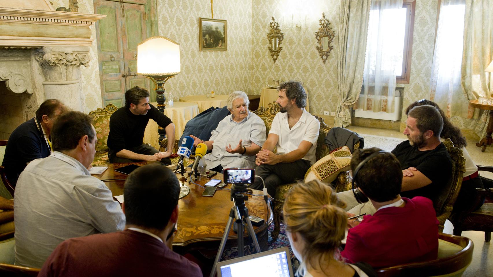 José Mujica atiende a la prensa española.