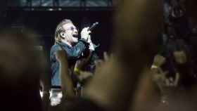 Bono, cantante de U2, durante su concierto en Berlín.