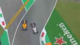 Magnussen y Fernando Alonso en el momento del incidente.