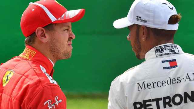 Vettel mira a Hamilton durante el Gran Premio de Italia.