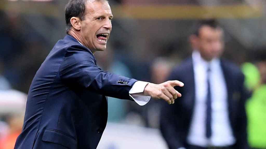 Allegri dando indicaciones durante un partido de la Juventus