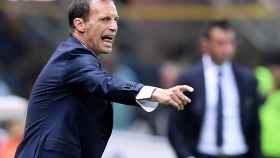 Allegri dando indicaciones durante un partido de la Juventus