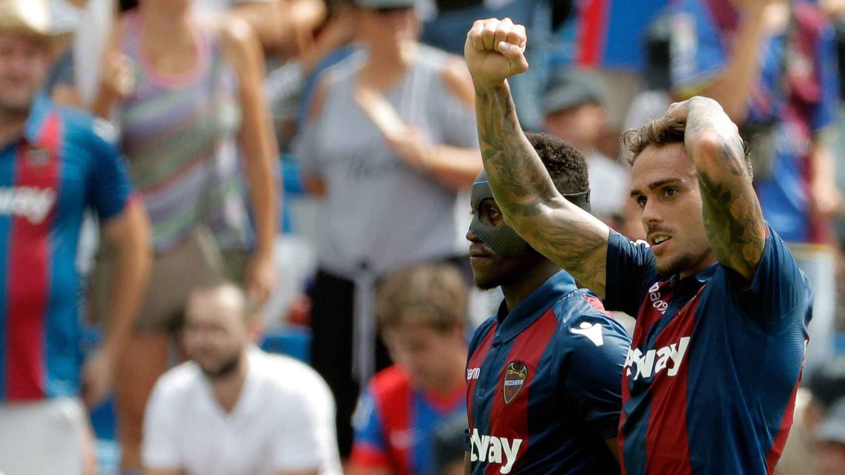 Roger celebra su gol en el Levante - Valencia junto a Emmanuel Boateng