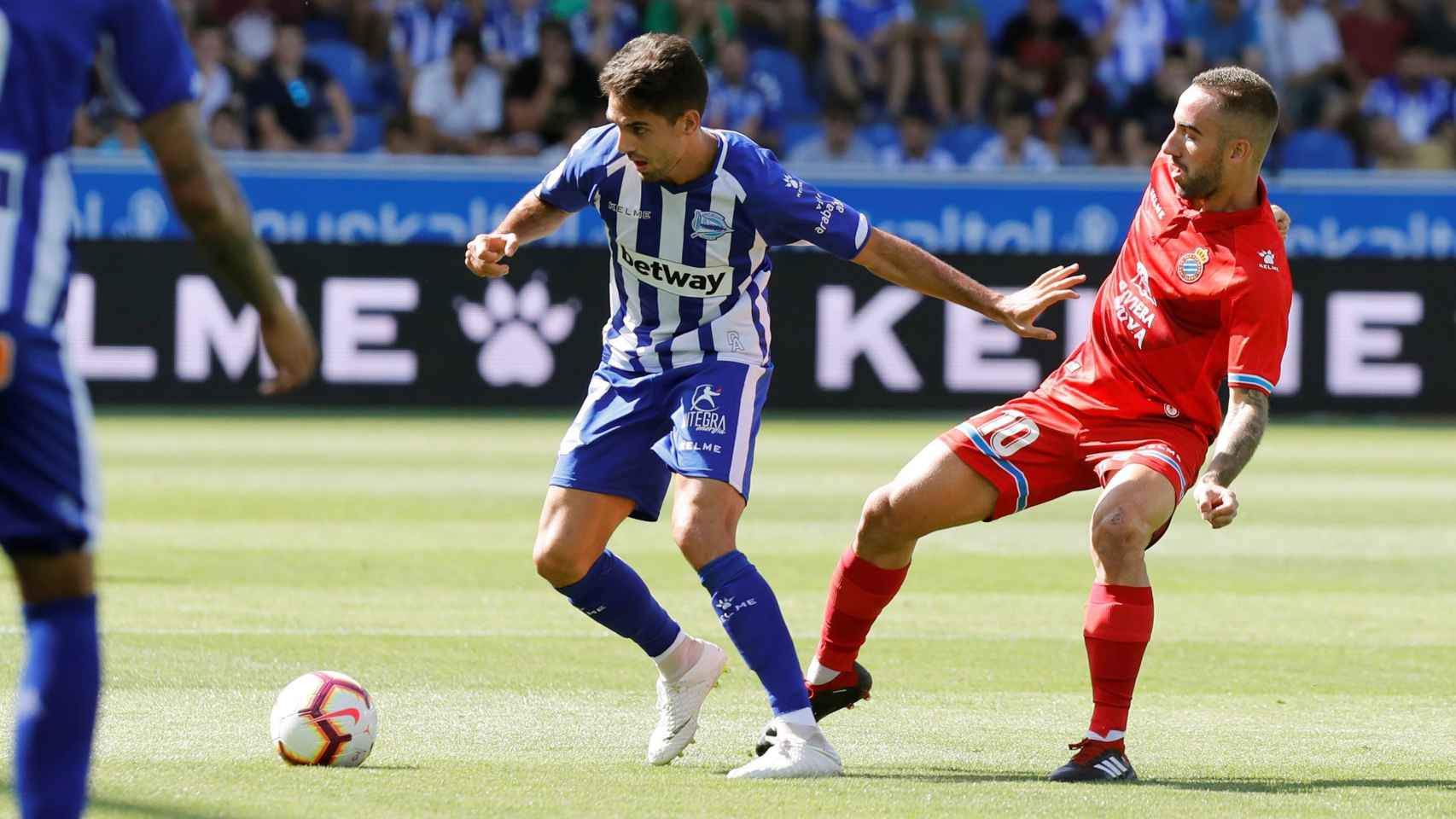Un jugador del Deportivo Alavés protege el balón ante el Espanyol