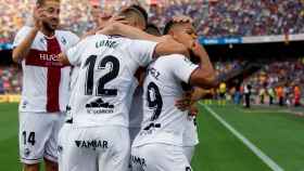 Los jugadores del Huesca celebran un gol.