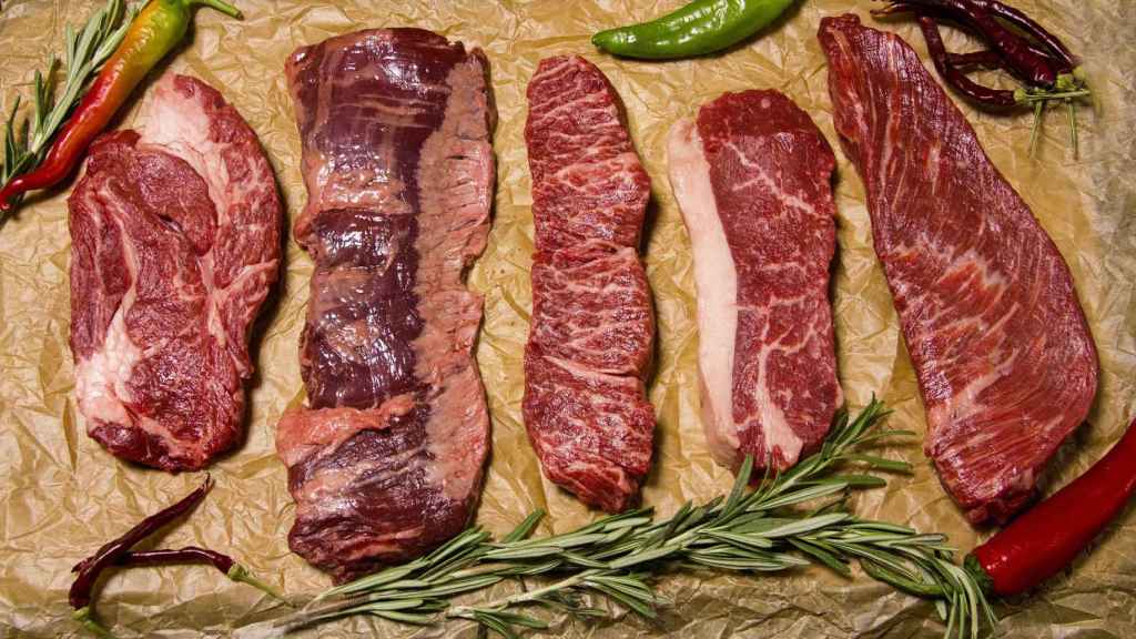 Unos filetes de carne roja dispuestos para ser cocinados.
