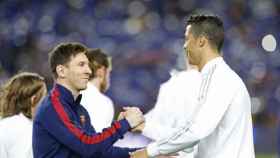 Messi y Cristiano se saludan