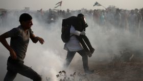 Un protestante palestino carga a un herido en la Franja de Gaza.