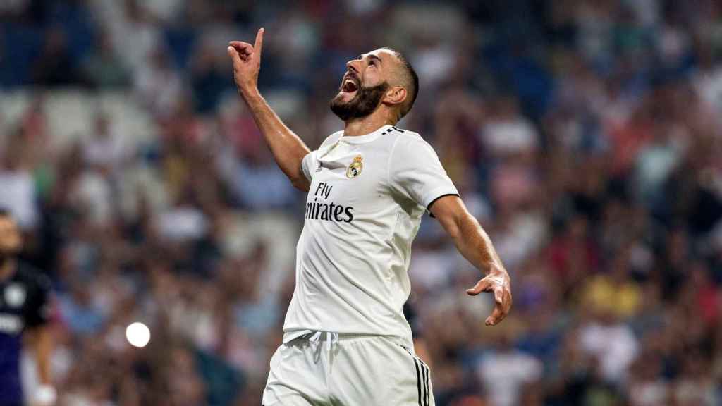 Karim Benzema celebra un gol en el Santiago Bernabéu