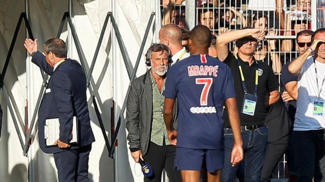 Mbappé abandona el campo tras ser expulsado