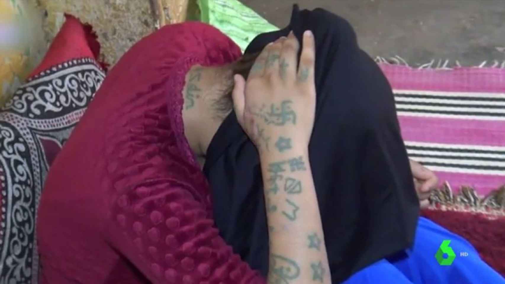 Khadija muestra los tatuajes que le hicieron sus captores