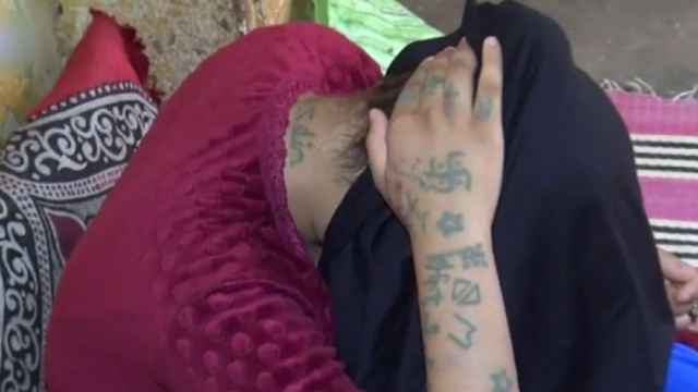 Khadija muestra los tatuajes que le hicieron sus captores