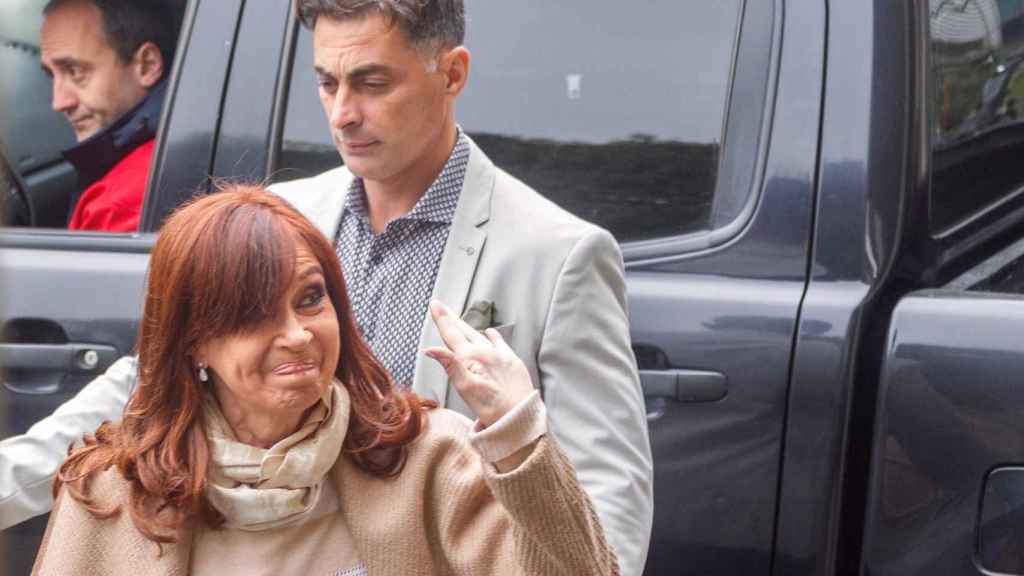 Cristina Fernández de Kirchner saluda al llegar al Tribunal Oral de Buenos Aires.