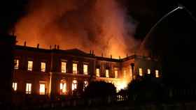 Los bomberos tratan de extinguir el incendio que consume al Museo Nacional de Río