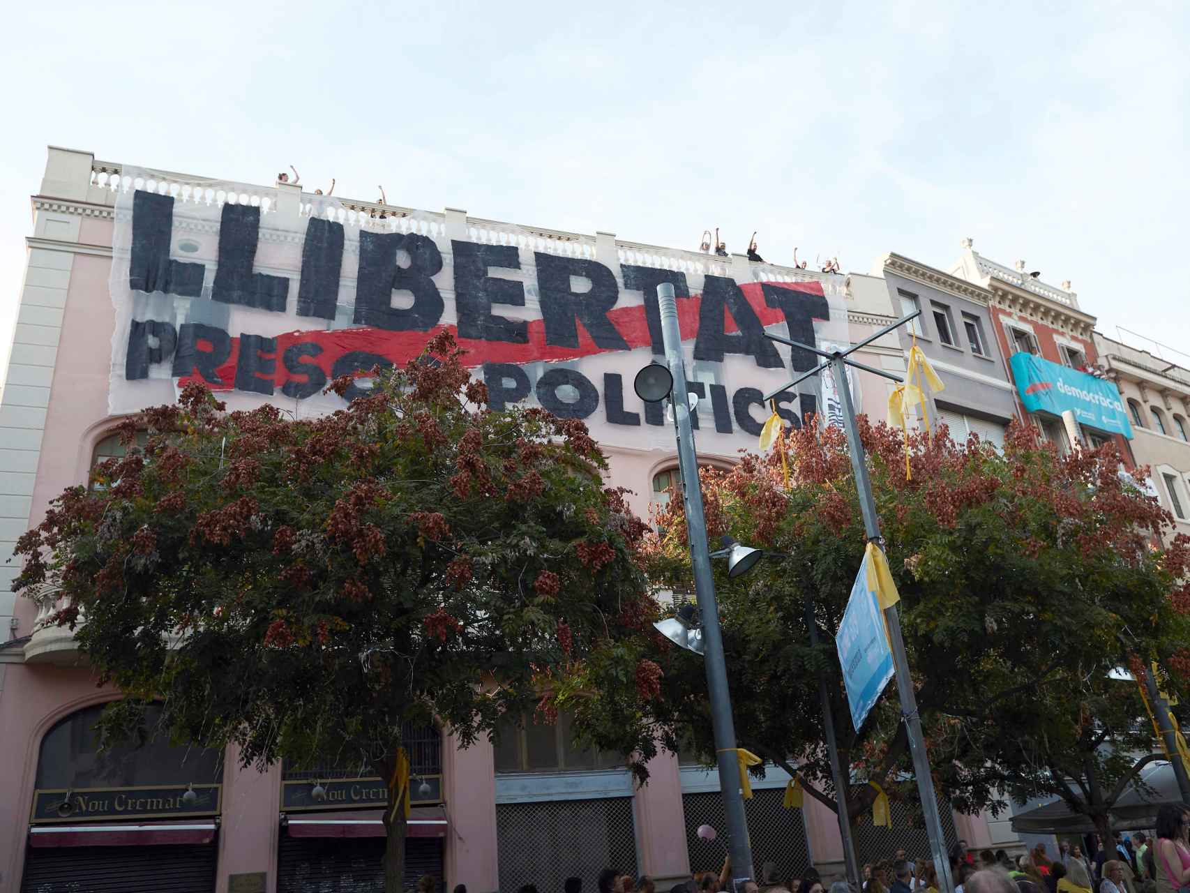 Una pancarta en Terrassa reclamando la libertad de los políticos presos.