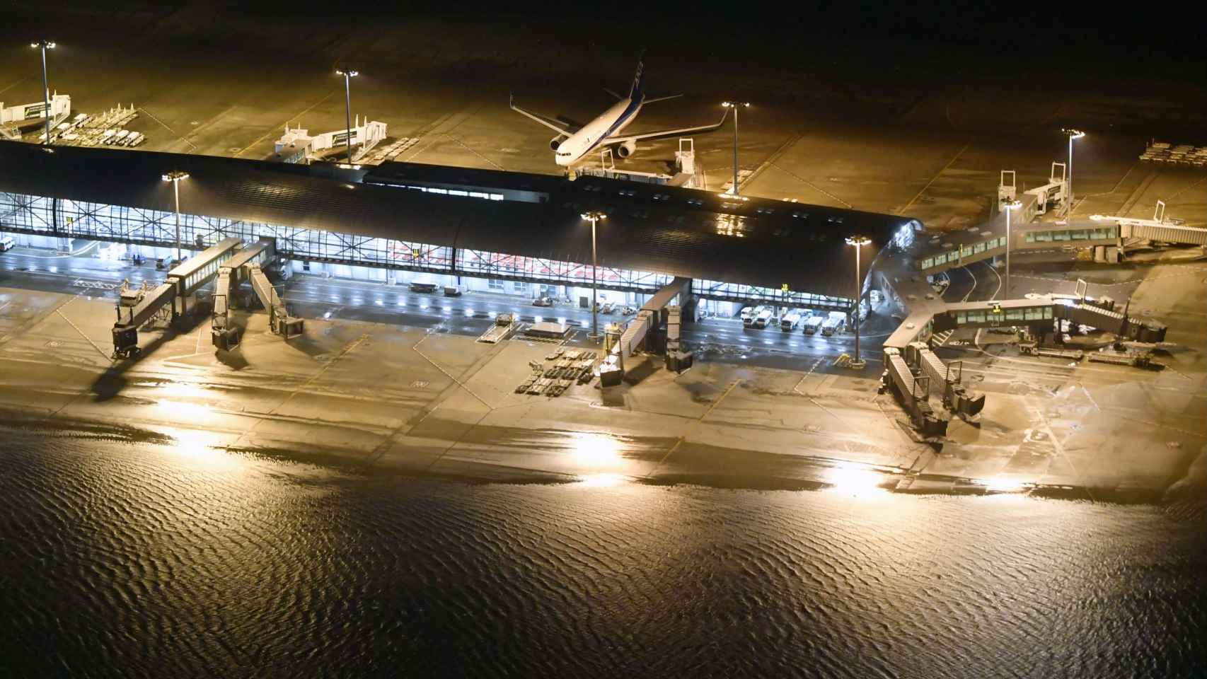 El aeropuerto de Kansai, Osaka, inundado.