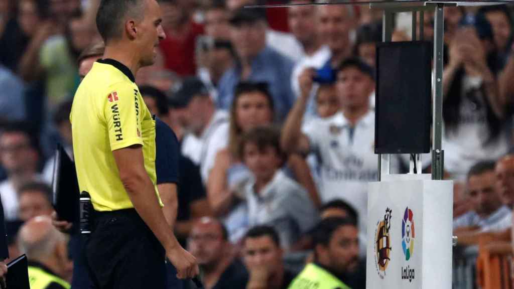 Jaime Latre acude al VAR para revisar una jugada del Real Madrid - Getafe
