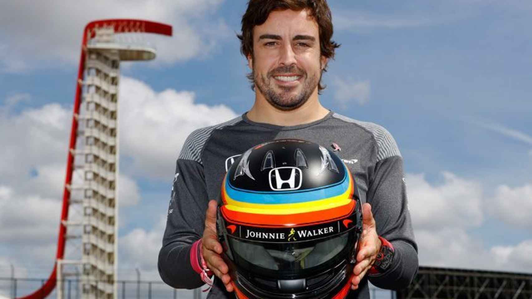 Fernando Alonso con su casco en McLaren Honda