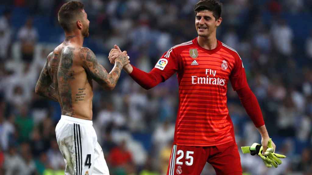 Courtois saluda a Sergio Ramos tras debutar con el Madrid