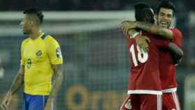 Charly Briones se abraza a un compañero en la Copa de África 2015