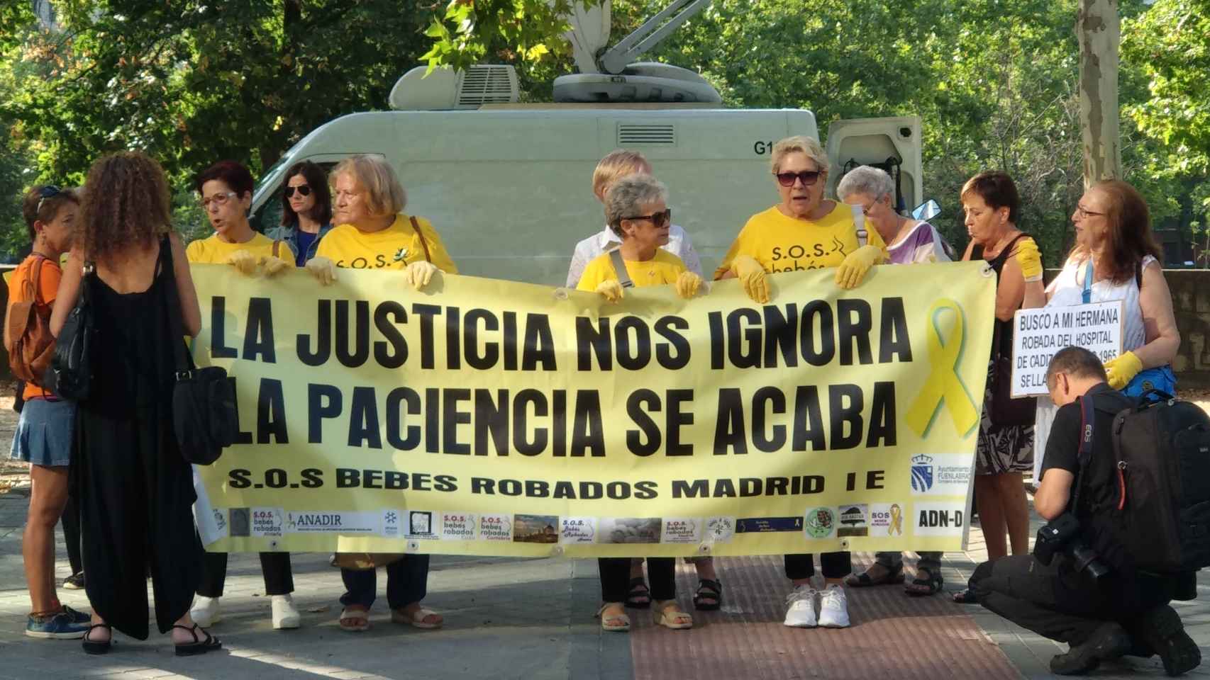 Los miembros de la Asociación de bebés robados a las puertas del Tribunal Superior de Justicia de Madrid.