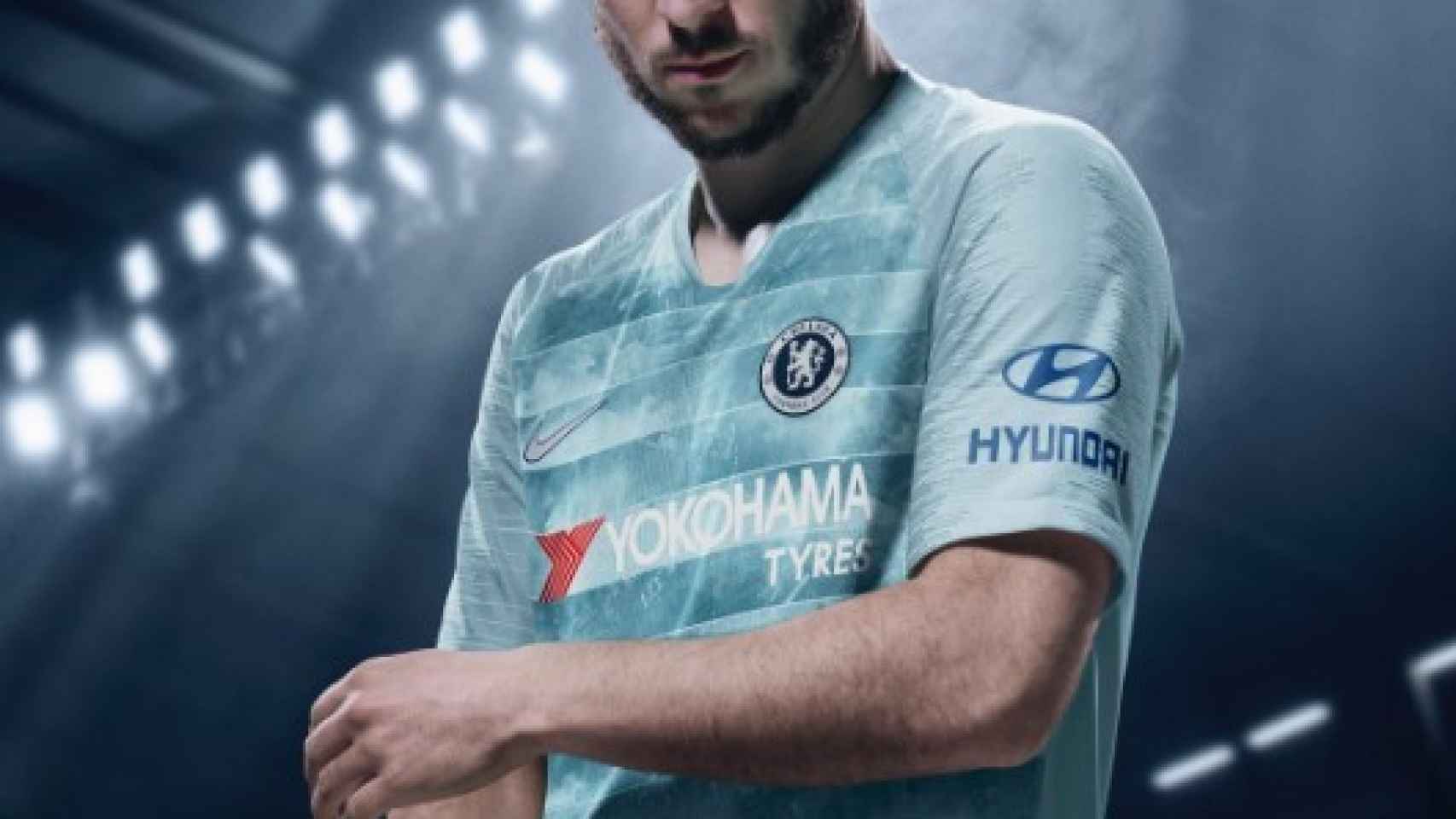 Hazard posa con la nueva camiseta del Chelsea.