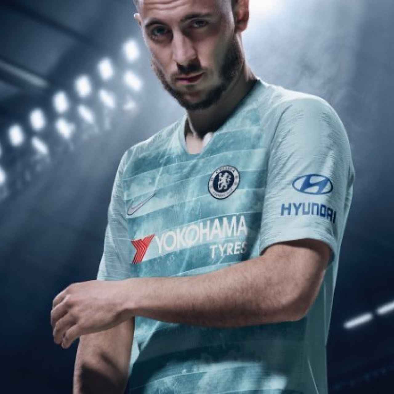 Hazard posa con la nueva camiseta del Chelsea.