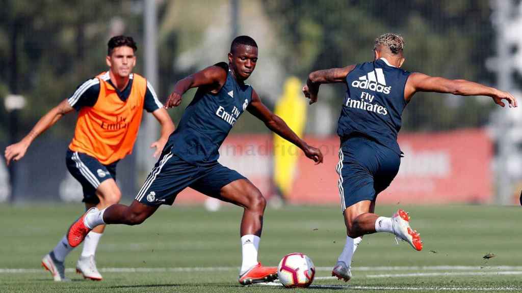 Vinicius y Mariano pelean un balón durante el entrenamiento del Real Madrid