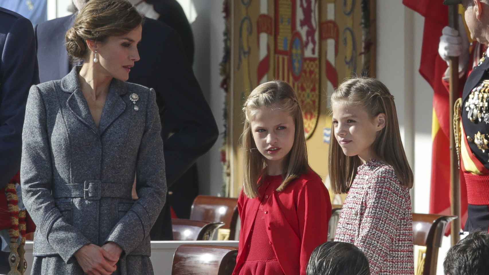 La reina Letizia y sus hijas en el desfile militar del 12 de octubre.