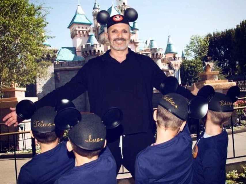 Miguel Bosé junto a sus cuatro hijos en Disneyland París.