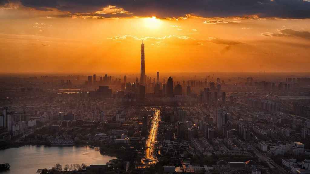 Puesta de sol sobre el skyline de una metrópolis asiática