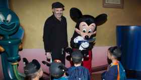 Miguel Bosé durante una visita a Disneylandia con sus hijos.