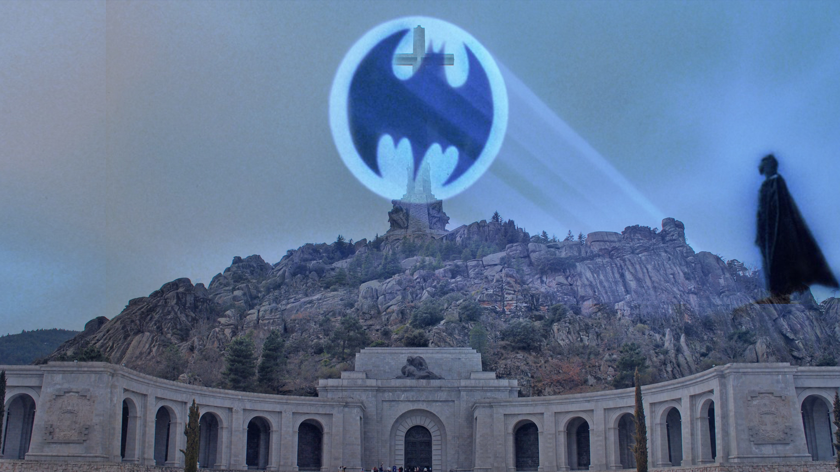 Miles de firmas piden cambiar la cruz del Valle de los Caídos por una  estatua de Batman