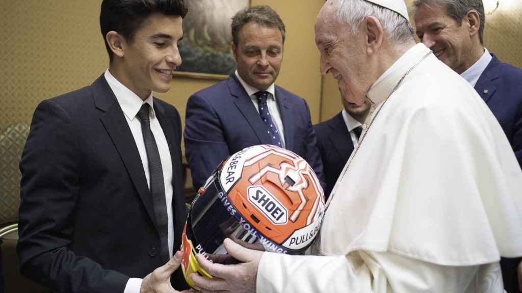 Marc Márquez entrega al Papa su casco, en el Vaticano.