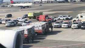 Los servicios de emergencia, después de que los pasajeros hayan enfermado en un vuelo de Nueva York a Dubai, en el aeropuerto JFK.
