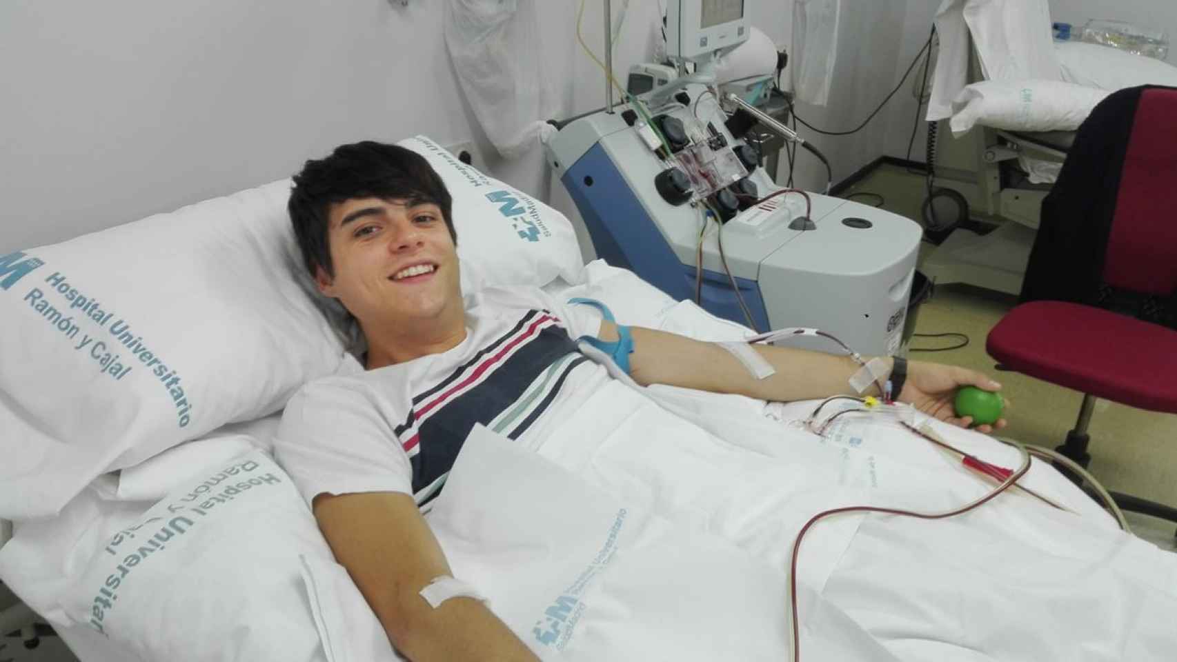 Antonio durante la extracción de sangre con la que donó células madre.