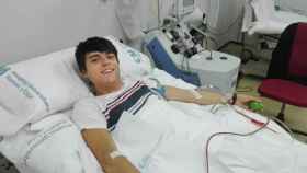 Antonio durante la extracción de sangre con la que donó células madre.