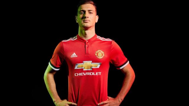 Dalot presentado con el Manchester United. Foto: Manutd.com