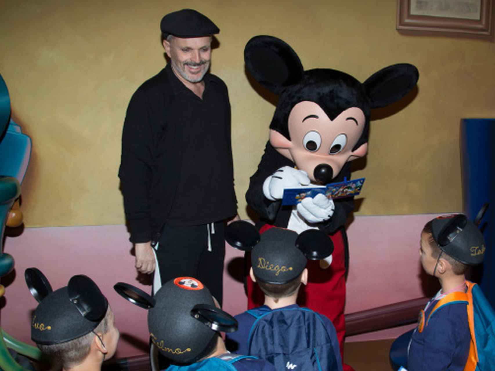 Miguel Bosé durante una visita a Disneylandia con sus hijos.
