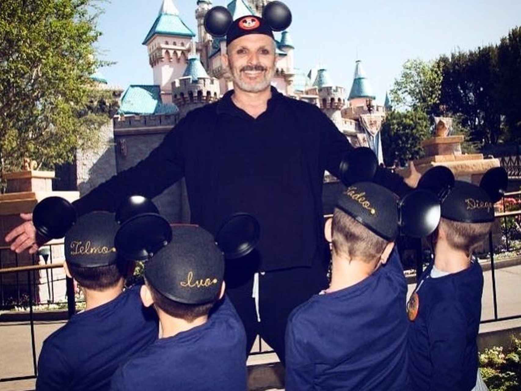 Miguel Bosé junto a sus cuatro hijos en Disneyland París.