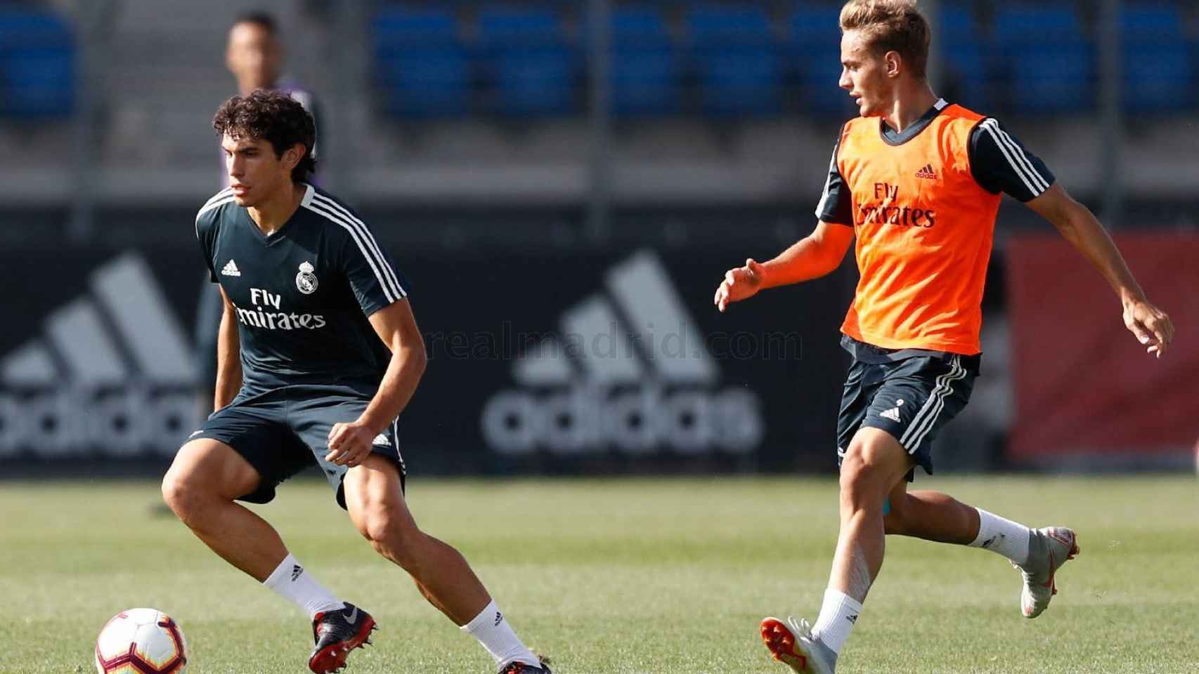 Dani Gómez presiona a Vallejo en el entrenamiento del Real Madrid